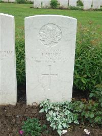 Etaples Military Cemetery - Milnes, H